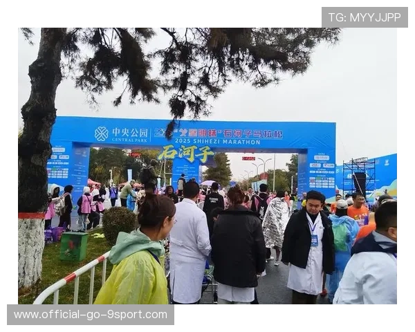 马拉松赛道突发恶劣天气：仍有选手坚持完赛