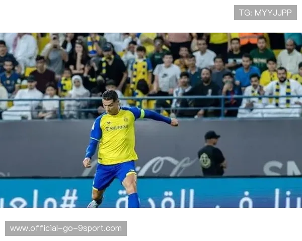 坎特在吉达联合完成底线铲断,阻断对方前锋禁区内突破 坎特在吉达联合完成底线铲断,阻断对方前锋禁区内突破